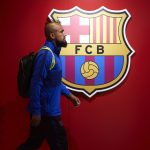 Los jugadores del Barcelona despiden al saliente Arturo Vidal