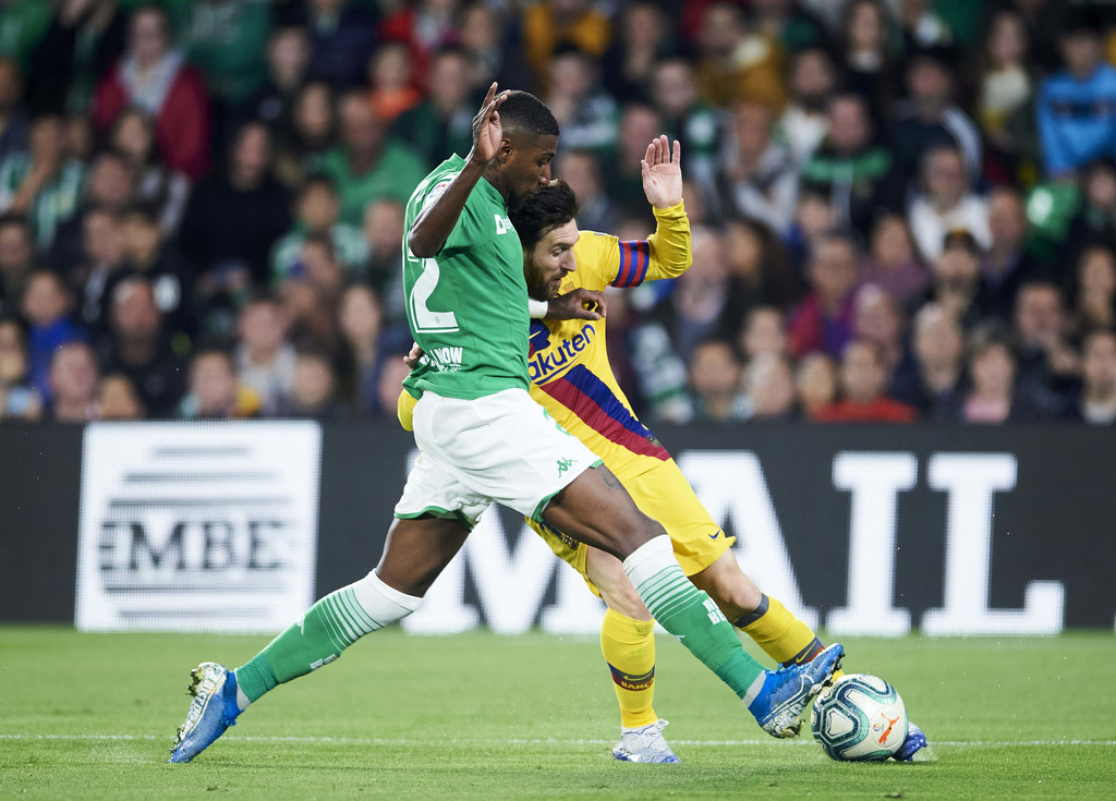 Emerson de Souza (L) in a duel with Lionel Messi (R) / GETTY IMAGES EUROPE