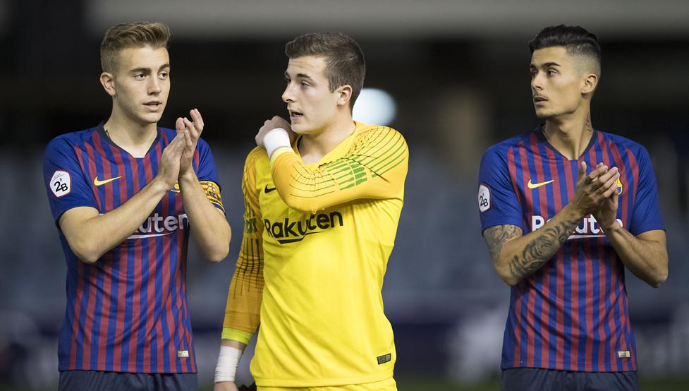 Iñaki Peña, with Barcelona's Chumi (R) and Oriol Busquets (L) / PERE PUNTÍ/PERE PUNTÍ