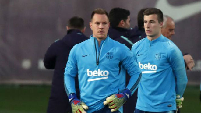 Iñaki Peña (R), and Marc-André ter Stegen, in a training session for FC Barcelona / FRANCESC ADELANTADO