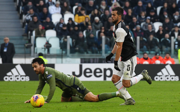 evades challenge from Luca Cigarini / CHRIS RICCO/ GETTY IMAGES EUROPE