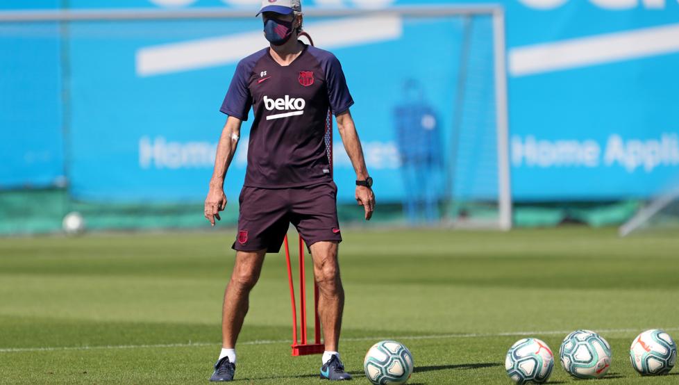 Setién, wearing a mask, during a Barça training session / MIGUEL RUIZ/FC BARCELONA