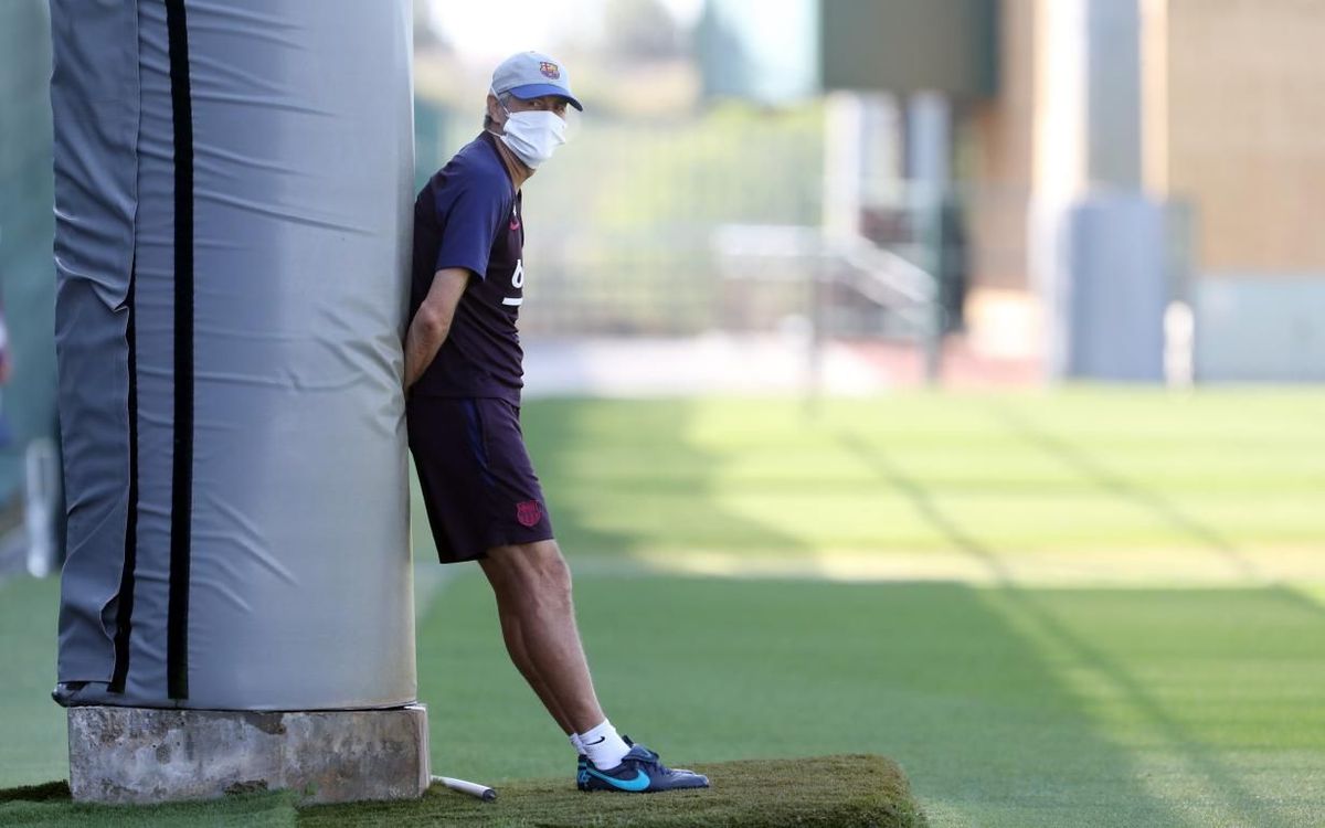 Quique Setién during training at Ciutat Esportiva Joan Gamper, Barcelona's training facilities / MIGUEL RUÍz