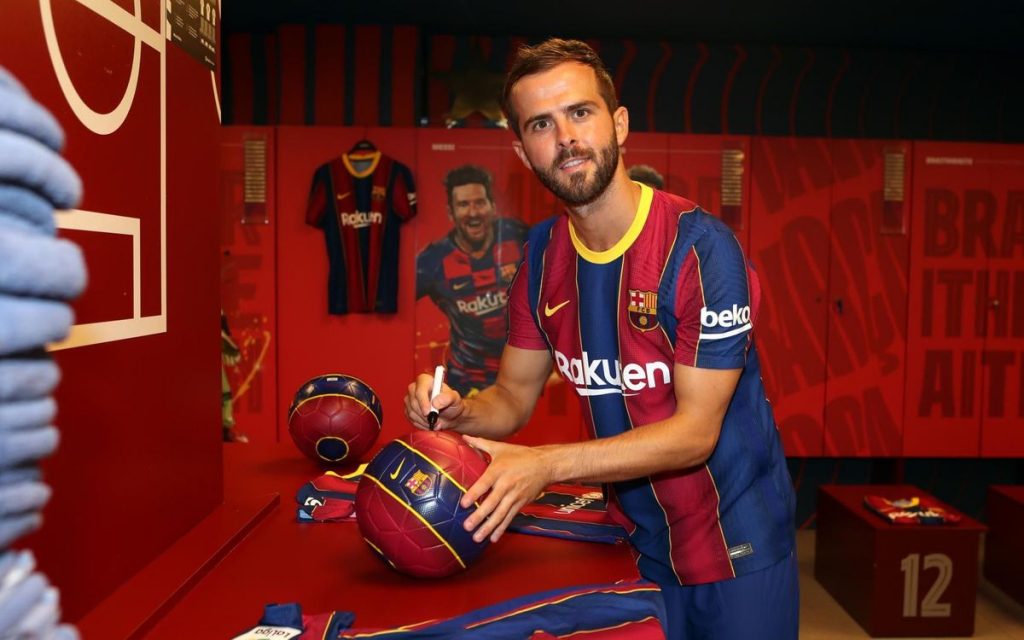 Miralem Pjanić, posing in Barcelona colours. / FcBarcelona.com