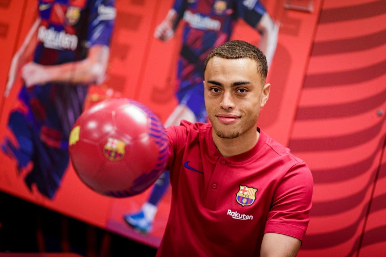 Sergiño Dest in his official presentation / Barça TV+