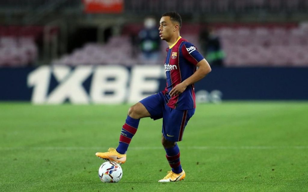 Sergiño Dest durante su debut con el Barcelona. / MIGUEL RUIZ / FCBARCELONA