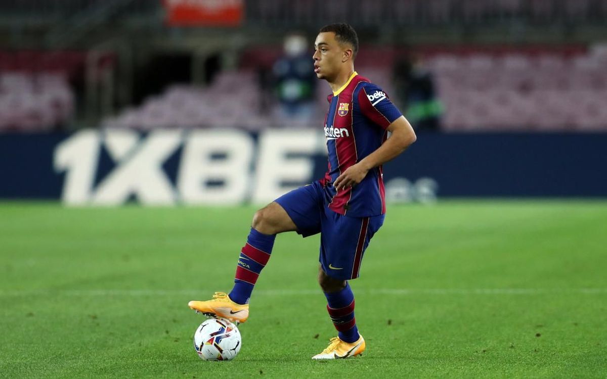 Sergiño Dest durante su debut con el Barcelona. / MIGUEL RUIZ / FCBARCELONA