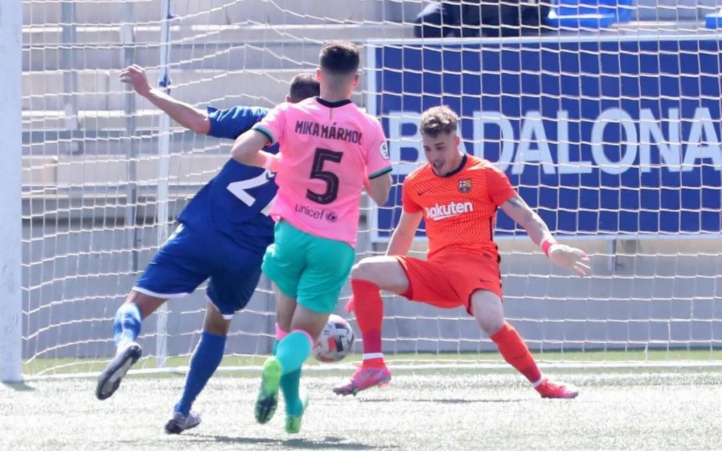 Tenas salvó la mejor ocasión del Badalona / Miguel Ruiz (FCB)