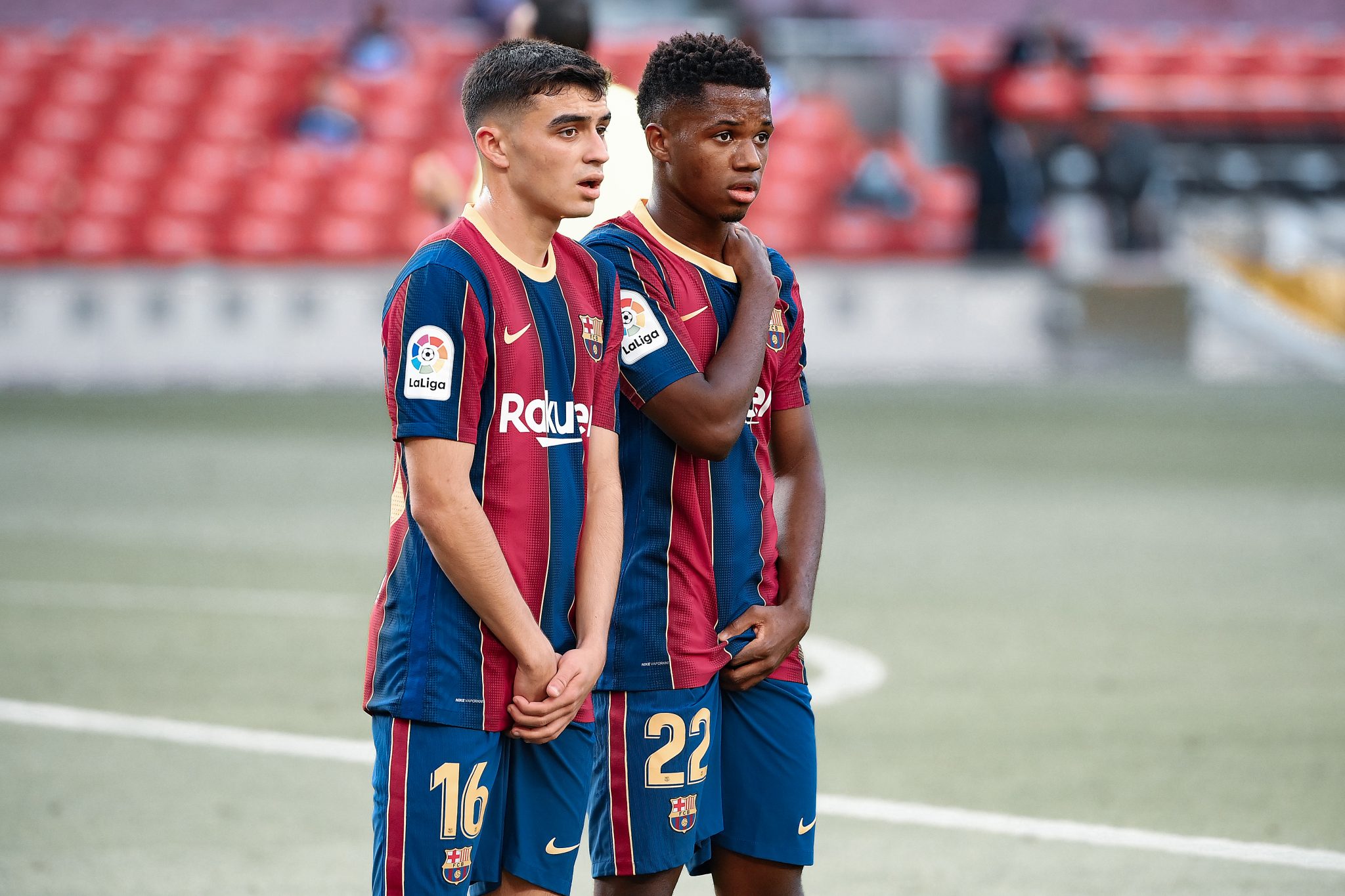 Pedri and Ansu Fati in the wall during a La Liga game in 2020 / LLUIS GENE/AFP VIA GETTY IMAGES