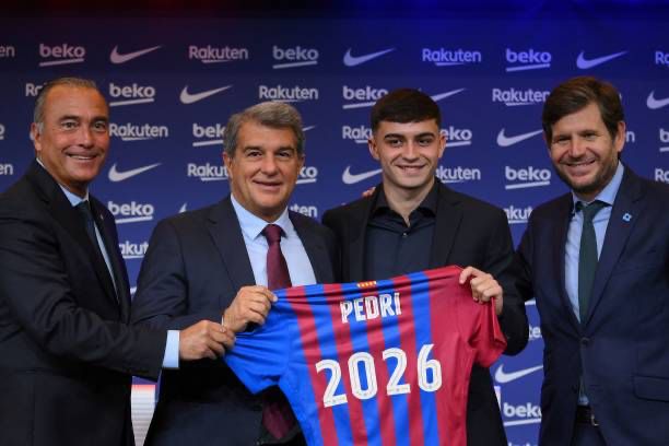 Yuste, Laporta, Pedri and Alemany at the press conference of Pedri's contract renewal / LLUIS GENE / AFP VIA GETTY IMAGES