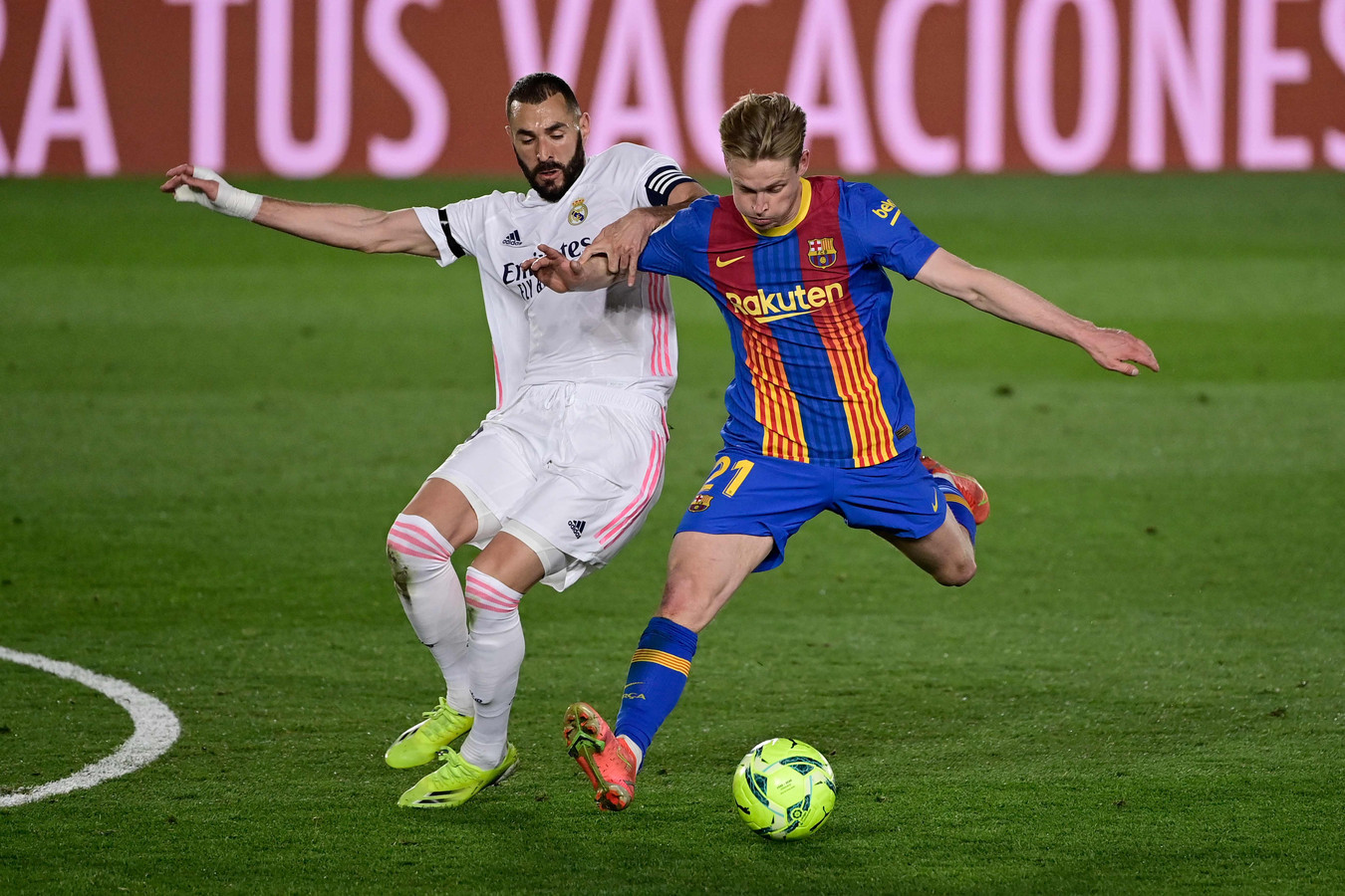 Frenkie de Jong trying to keep Karim Benzema away from the ball during last season's El Clásico / AFP