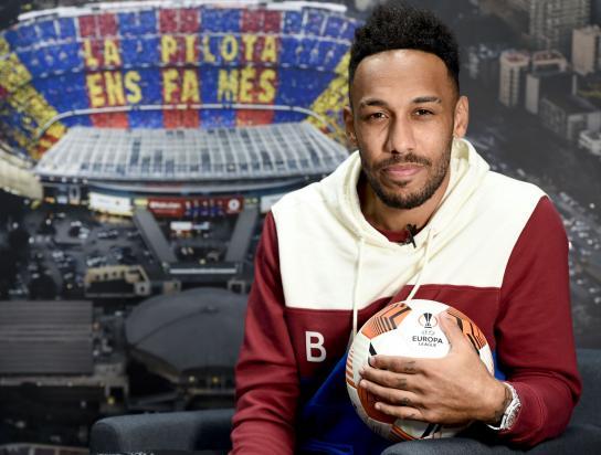 Pierre-Emerick Aubameyang, posing with the Europa League ball/ Manel Montilla (MD)