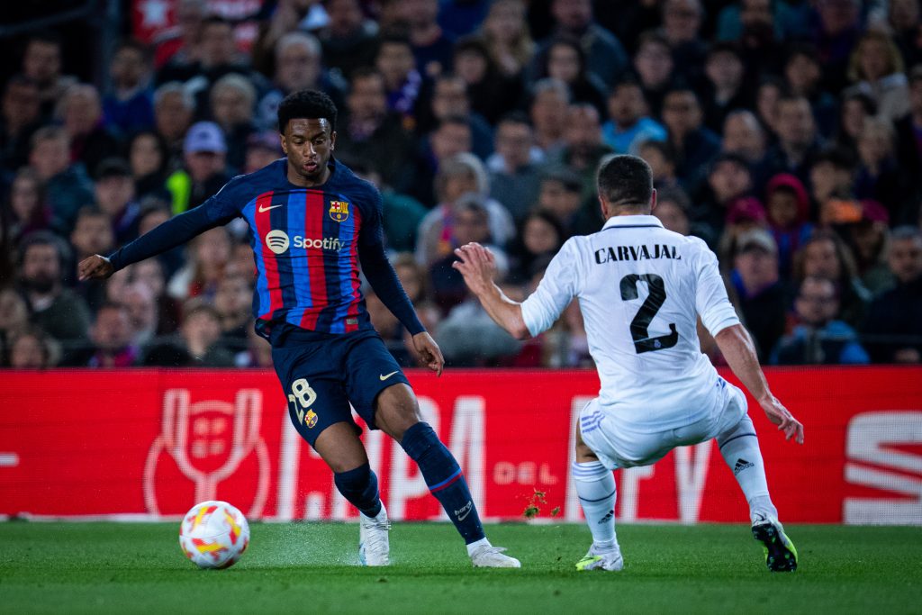 Alejandro Balde attempts to score against Real Madrid. In frame: Alejandro Balde (left), Daniel Carvajal (right) / FC BARCELONA