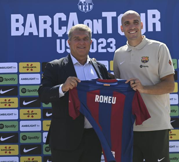 Joan Laporta with Oriol Romeu at the latter's unveiling as a Barcelona player / MANEL MONTILLA/MUNDO DEPORTIVO