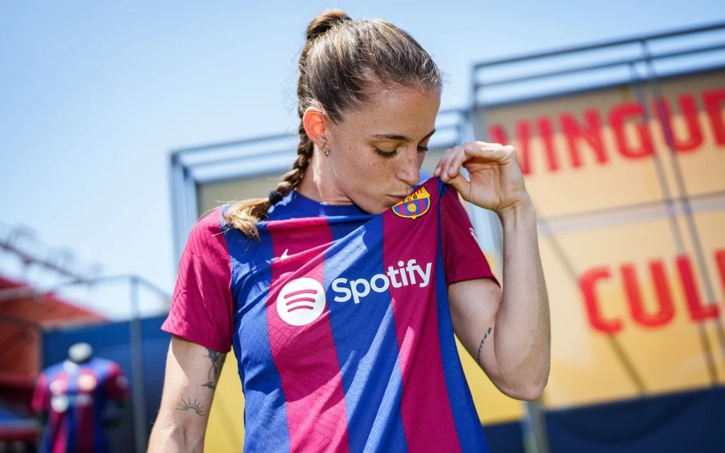 Image: Ona Batlle kissing the Barça crest during her presentation at Estadi Johan Cruyff / via FC Barcelona.