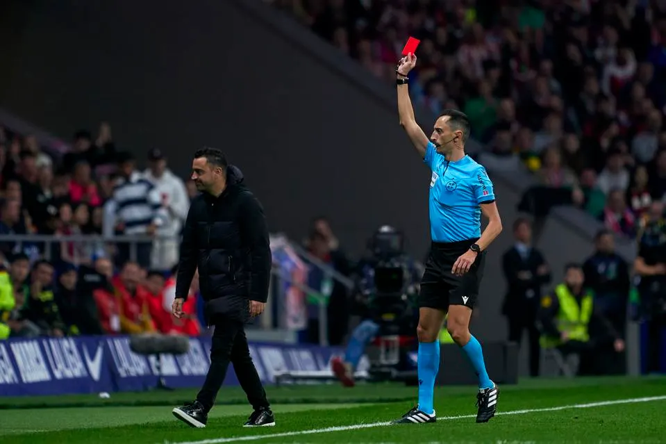 Xavi receiving red card / Getty Images