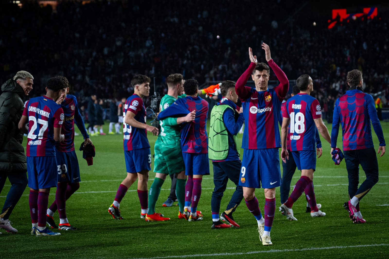 Barcelone celebrating there win over Napoli / Getty Images