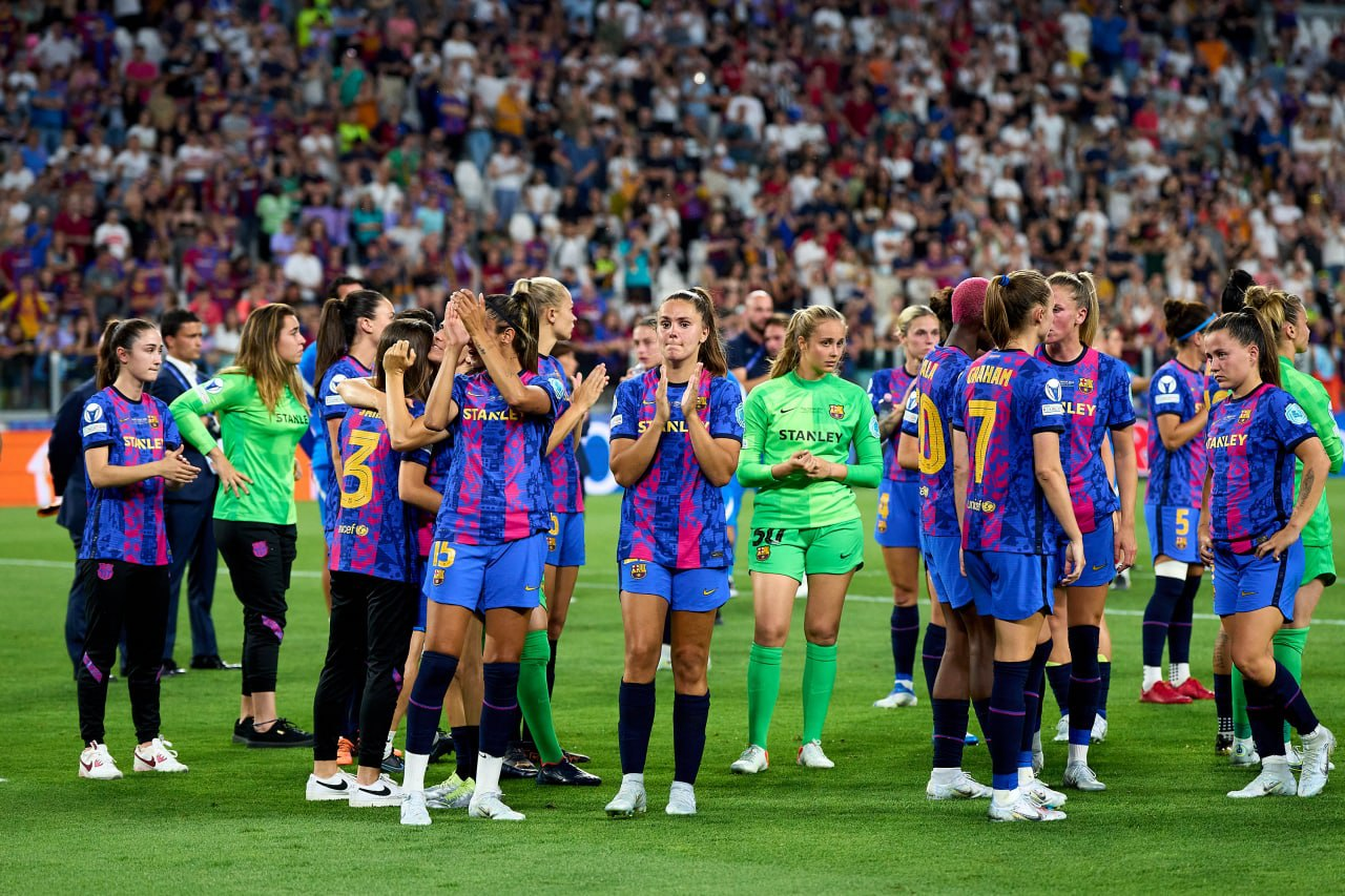 Barça Femení applaud the crowd after losing in the 2022 Women's Champions League final