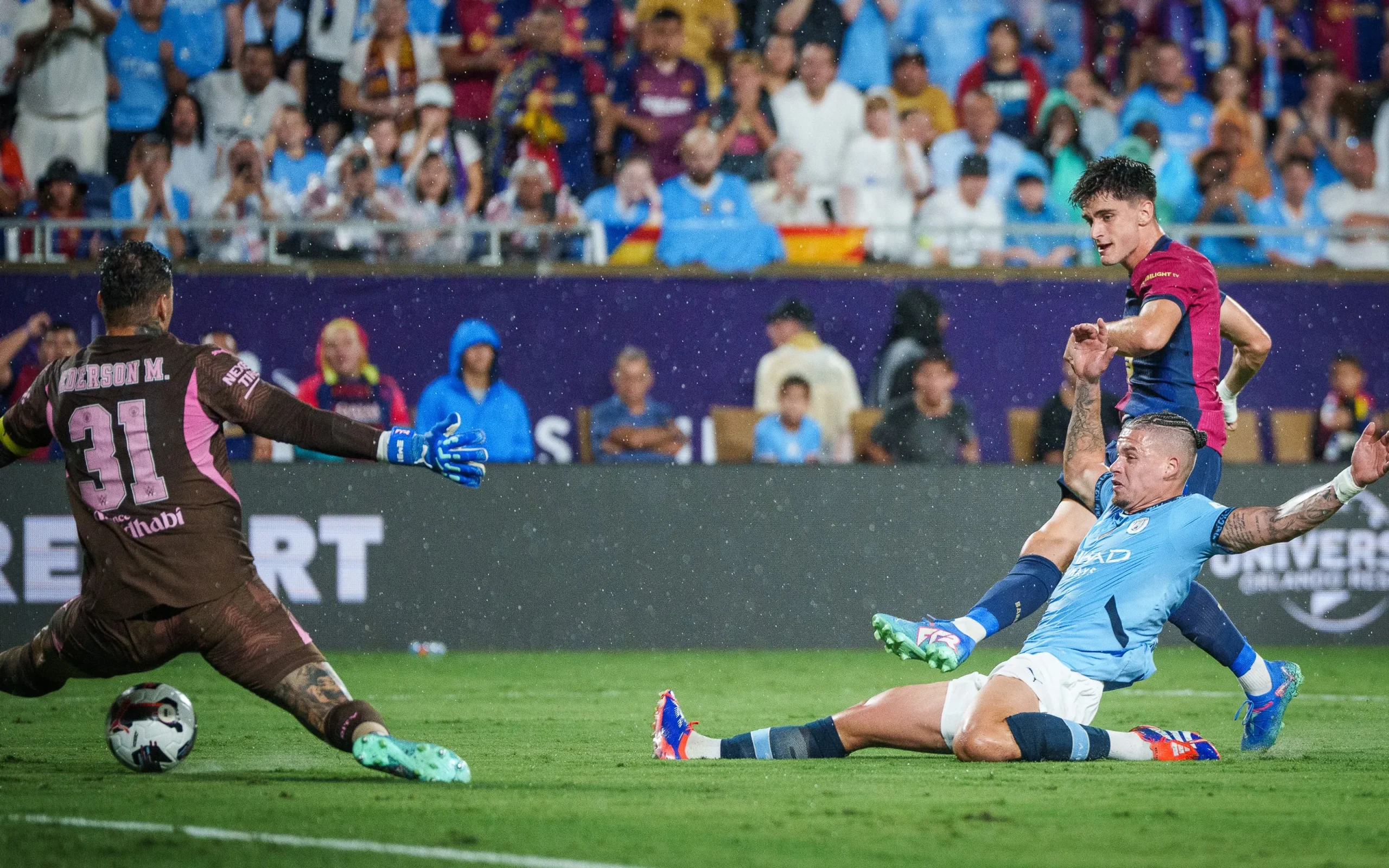 Pablo Torre shoots, getting it past Kalvin Phillips and Ederson, and into the back of the net, right before the first half / GERMAN PARGA/FC BARCELONA