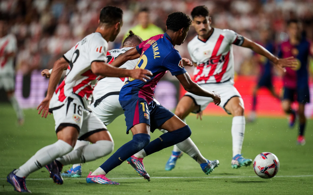 Marc Bernal in action against Rayo Vallecano / FC BARCELONA