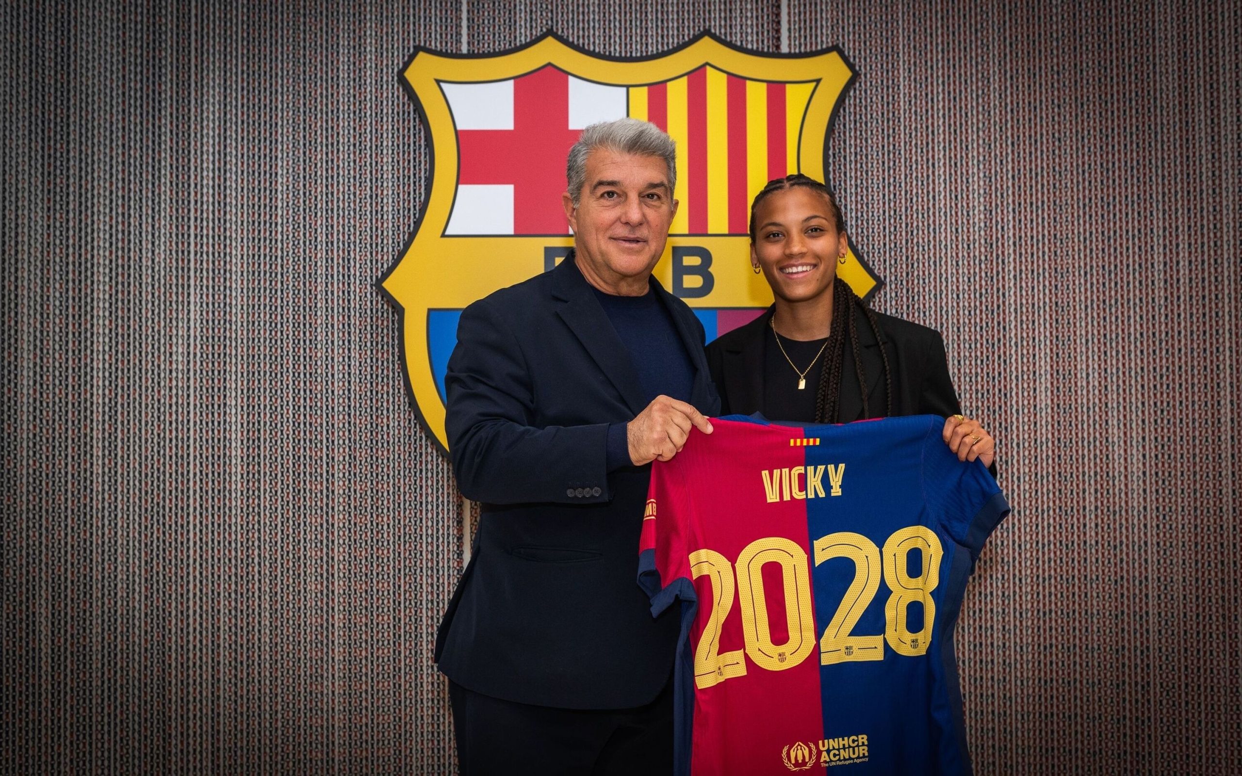 Vicky López (R) and club president Joan Laporta (L) during her renewal until June 2028. | via FC Barcelona.