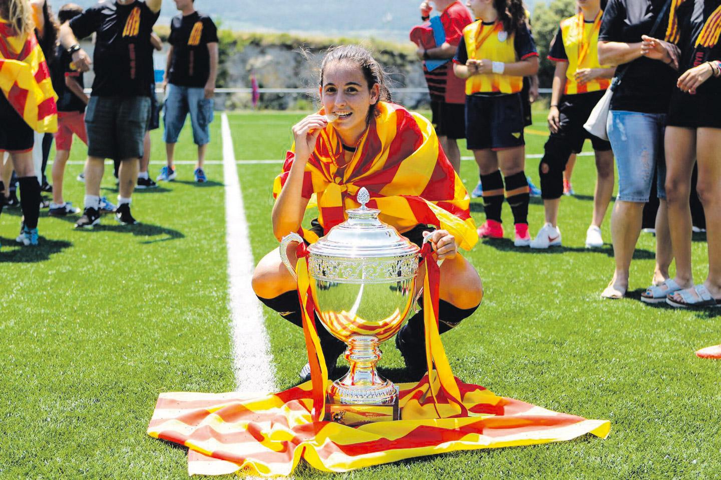 Aida Esteve, displays her Spanish champion with the Catalan U16 football team medal after clearly defeating the Basque Country 3-0 | via Diari de Rubí 14 Jun 2017